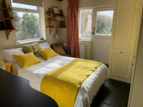 Entire 1Bed Studio with Ensuite Balcony & Parking